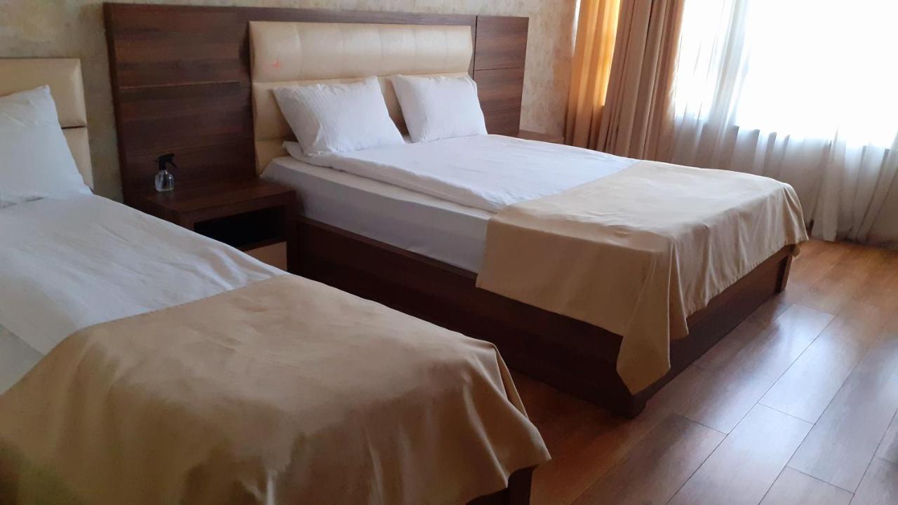 Hotel Lile Tbiliszi Kültér fotó