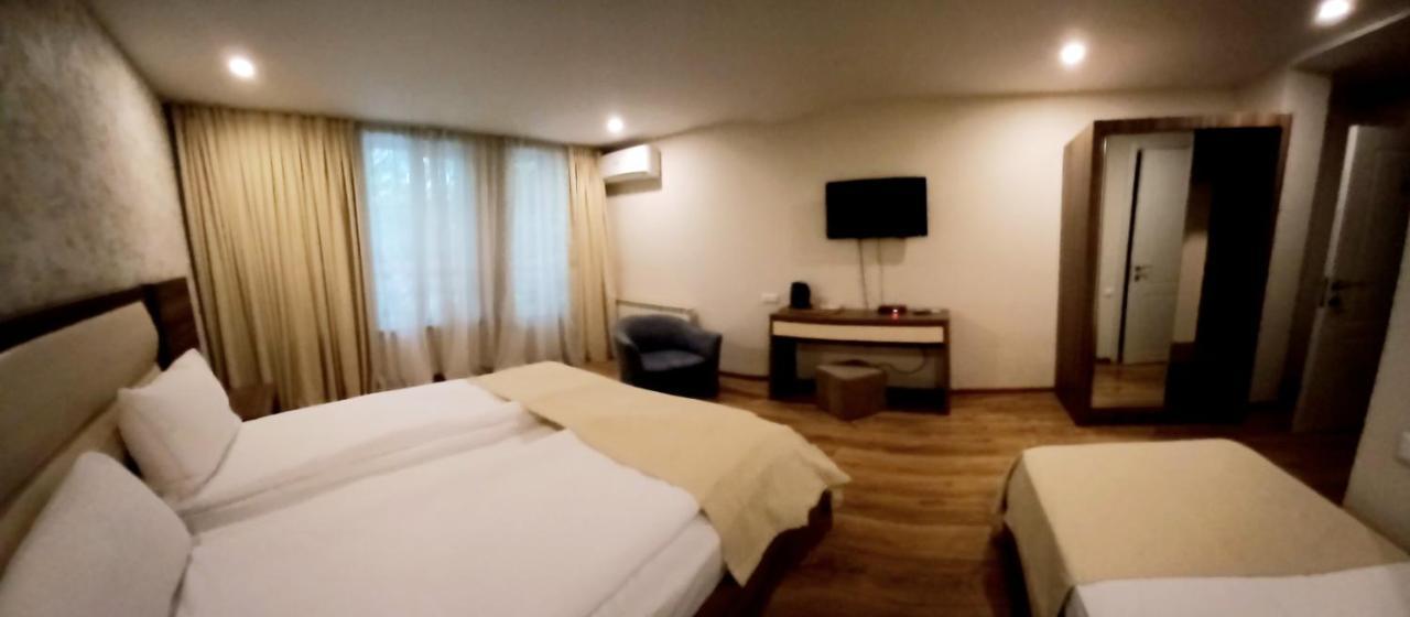 Hotel Lile Tbiliszi Kültér fotó