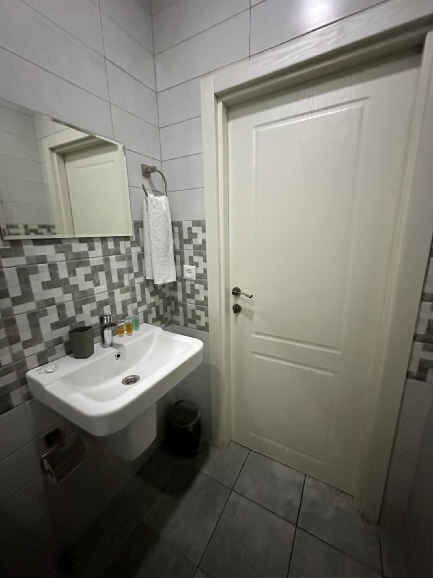 Hotel Lile Tbiliszi Kültér fotó